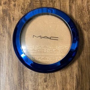 MAC Extra Dimension Highlighter in “Oh, Darling”
